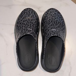 Oofos Ltd Edition Clogs Gray Black Animal Print Mens 7 Womens 9 EU 40